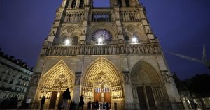 katedral-notre-dame-yang-dipugar-kembali-bersinar-dengan-nyanyian-malam-sunyi