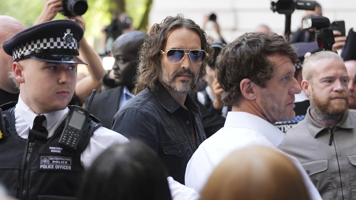 russell-brand-hadapi-persidangan-di-london-terkait-tuduhan-penyerangan-seksual
